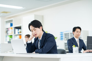 オフィスで悩むビジネスマン