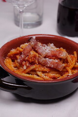 Primo piano di pasta nella ciotola di coccio 