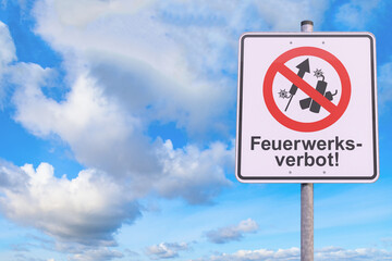 Verkehrszeichen - Verbot - Tafel - Feuerwerksverbot - Himmel, Wolken