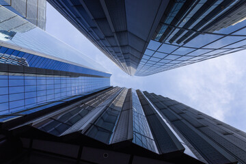 Obraz premium Glass skyscrapers converging toward the sky in a modern business district