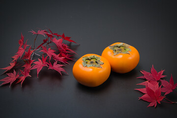 美しく紅葉したもみじの葉と秋の代表的な果物の柿