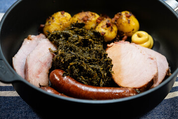 Oldenburger Schlachtplatte mit Grünkohl und Röstkartoffeln