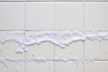 カビ取りスプレーをかけた浴室の壁