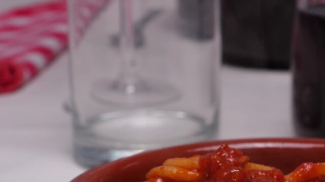 Primo piano di ciotola con pasta fumante, bucatini all'amatriciana
