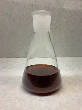 Extracto vegetal en matraz Erlenmeyer