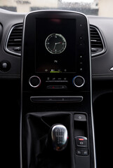 Console centrale de voiture moderne avec écran tactile et levier de vitesse