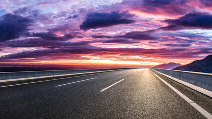 Naklejka premium Empty asphalt highway road with beautiful sky clouds natural landscape at sunset