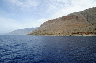 La côte à l'ouest du port de Loutro près d'Anopoli dans les Sfakia en Crète