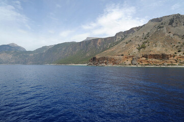 La côte à l'ouest du port de Loutro près d'Anopoli dans les Sfakia en Crète