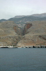 La sortie des gorges d'Aradaina et la plage de Marmara à l'ouest de Loutro près d'Anopoli dans les Sfakia en Crète