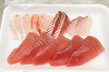 新鮮なキハダマグロやハマダイ、ハチビキ、ナガサキフエダイのお刺身