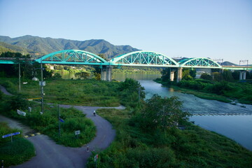 Obraz premium Turquoise Rail Bridge over Bukhangang