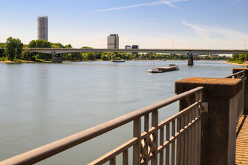 Schiffe auf dem Rhein bei Bonn, im Hintergrund die Hochhäuser in der Rheinaue