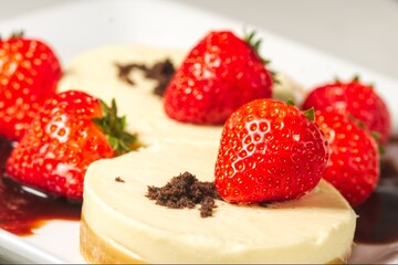 cheesecake with strawberries