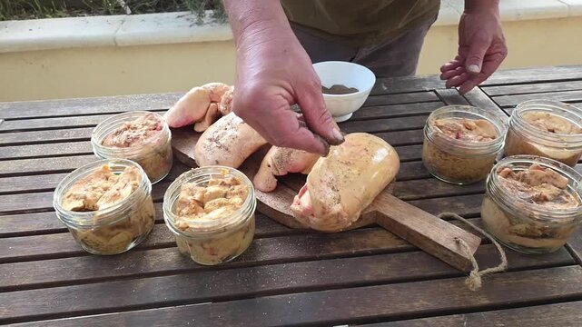 Pr&eacute;paration du foie gras de canard en conserve
