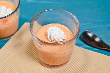 ホイップクリームをのせた柿プリン