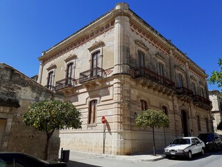 Un antico palazzo caratteristico a Rosolini.