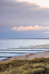 K&uuml;stenlandschaft der Ostsee bei Ahrenshoop mit Sandstrand und Buhnen