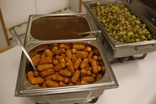 Kroketten und Sauce auf Bufet