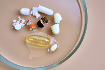 Drug analysis with broken capsules on petri dish