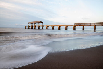 Bootsteg am Ozean. Bootssteg auf einer Insel.. verlassene Strand am Pazifik