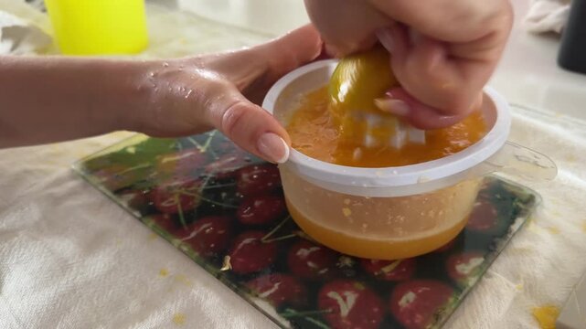 Mulher prepara suco de laranja 