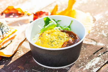 野外で食べるロコモコ丼とポークたまご