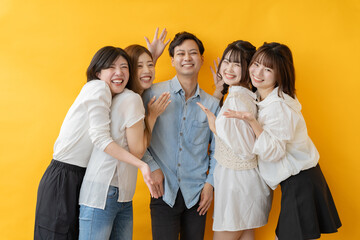 友人同士が楽しそうに寄り添うハッピーなグループ写真