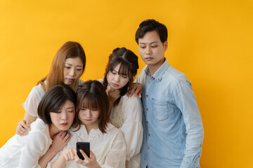 スマホ画面を囲んで楽しむ若者グループの笑顔の瞬間