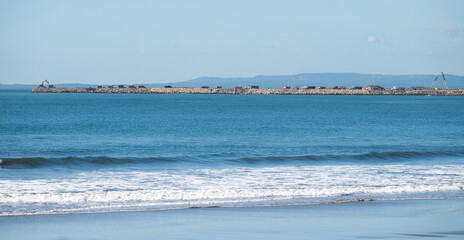 Building at sea wave barrier