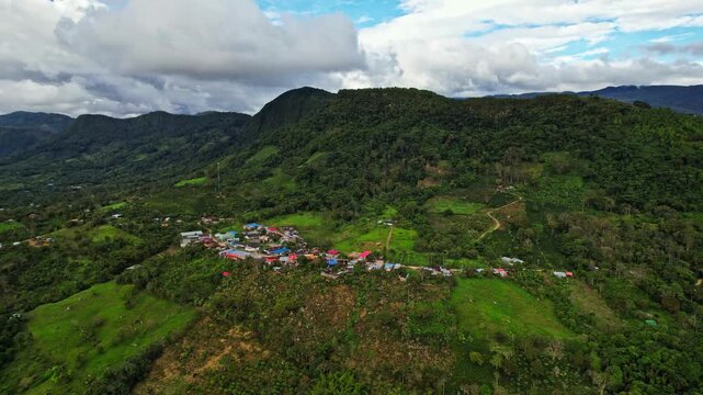 Pueblo en medio de las monta&ntilde;as colombianas en el Tolima - 4k