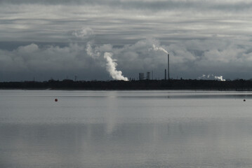 Rauchende Industrieanlage an Seenlandschaft Geester See im Emsland