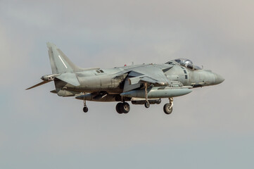 Fuerza aérea. Caza aterrizando