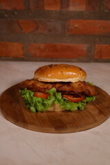 Sándwich de milanesa completo con tomate, lechuga, mayonesa y pan artesanal – comida rápida argentina, fotografía gastronómica callejera, almuerzo sabroso, estilo rústico, copetín tradicional