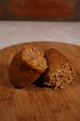 Croquetas caseras doradas y crujientes servidas en copetín tradicional – comida rápida artesanal, fotografía gastronómica callejera, tapa típica española, snack latinoamericano, estilo rústico sabroso