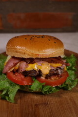 🏷️ Título SEO (exactamente 200 caracteres):
Hamburguesa artesanal casera con papas fritas, kétchup y salsa de ajo en copetín tradicional – comida rápida gourmet, fotografía de comida, rustica