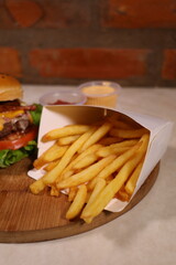 🏷️ Título SEO (exactamente 200 caracteres):
Hamburguesa artesanal casera con papas fritas, kétchup y salsa de ajo en copetín tradicional – comida rápida gourmet, fotografía de comida, rustica
