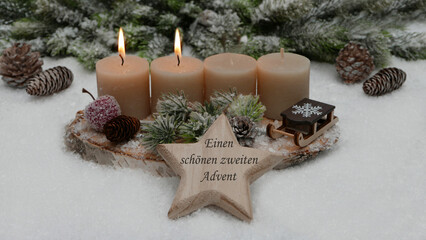 Zweiter Advent: Adventskranz mit braunen Kerzen und einem hölzernen Stern mit der Aufschrift...
