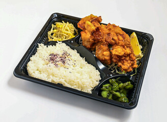 Japanese Karaage Fried Chicken Bento Box. Perfect for a quick lunch or dinner, featuring fried chicken, rice, veggies, and lemon.