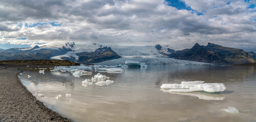 Fjallsarlon lagoon with floating icebergs in Vatnajokull National Park