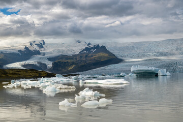 Floating icebergs in Fjallsarlon lagooin in Vatnajokull National Park