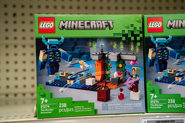 Naklejka premium Close up of Lego Minecraft The Warden Encounter toy set on store shelf. Brampton, Canada - November 16, 2025.
