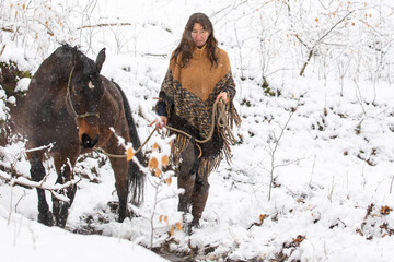 Frau mit Pferd in idyllischer Winterlandschaft