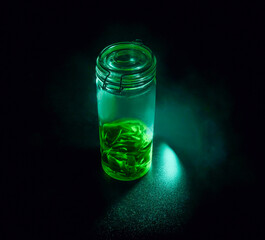 Un bocal en verre contenant une préparation à base de zestes de citron vert pour obtenir une boisson de type limoncello