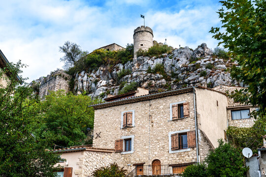 Fototapeta The narrow streets of the old village Trigance in Provence, France