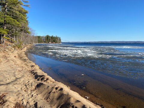 Shore of a frozen lake during the ice breakup - Rivage d'un lac gelé lors de la débâcle des glaces