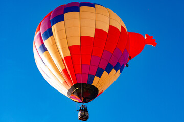 globo aerost&aacute;tico de colores