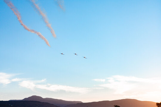 GRUPO DE AVIONES AL ATARDECER
