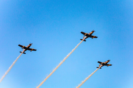 tr&iacute;o de aviones miitares cielo azul