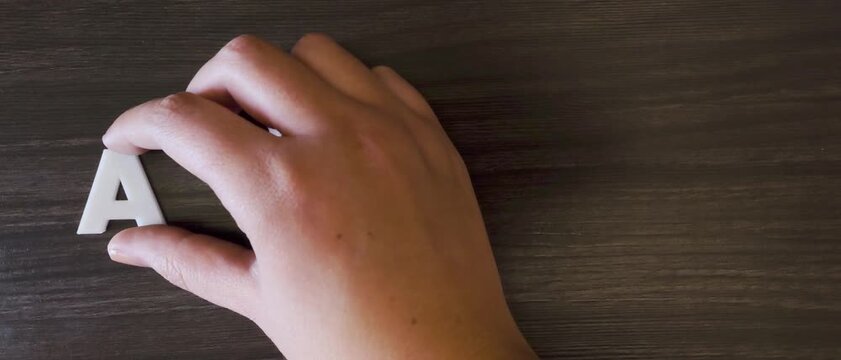 la palabra autismo escrita con letras mayusculas blancas en un fondo oscuro